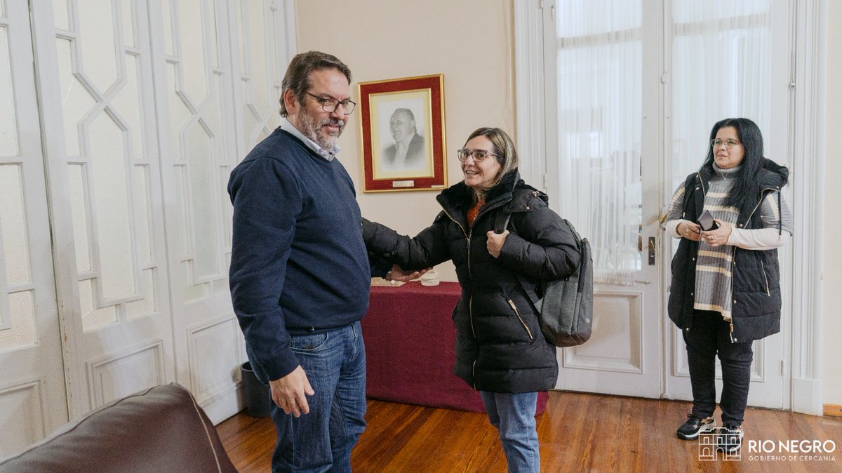 utecomunicacion's tweet photo. La presidenta de UTE @acabrera_ute y el intendente de Río Negro, Guillermo Levratto, mantuvieron una reunión interinstitucional para coordinar los proyectos que se están llevando a cabo. 

Entre ellos se encuentran el nuevo parque solar fotovoltaico de 30 MW en Fray Bentos y la iluminación por parte de EFICENER del Estadio Parque Leibig.

La articulación entre UTE como empresa pública y las intendencias de nuestro país permite conjugar una mirada nacional y local de cada proyecto e inversión.

📷 Cortesía de Intendencia de Río Negro.