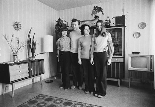 GDRvisuals's tweet photo. A family in their new apartment in East Berlin, 1970s. https://t.co/bPObqvGlqg