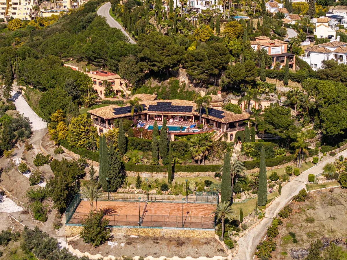 emile_issa's tweet photo. El Paraíso Alto, Benahavís #Marbella

Private 26,000m² estate 

Stunning sea &amp; mountain views. 

📍Potential for 8-10 luxury villas.

1,300m² mansion + 700m² guest
 (12-car garage): 

9 suites, infinity pool, tennis court, gym, sauna &amp; wine cellar 2,193 m²

€11.9M

DM for access https://t.co/O2aOCBO6gV