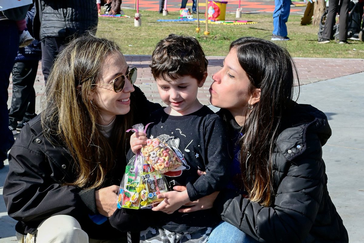 caceresergio's tweet photo. Celebramos el Día de los Jardines de Infantes y de las Maestras Jardineras en la Plaza Borges, compartiendo una jornada llena de juegos, alegría y sonrisas. 🌈

Gracias a quienes, con amor, dedicación y vocación, acompañan los primeros pasos de nuestras infancias ¡Feliz día! 💚 https://t.co/mvBVEJaBwv