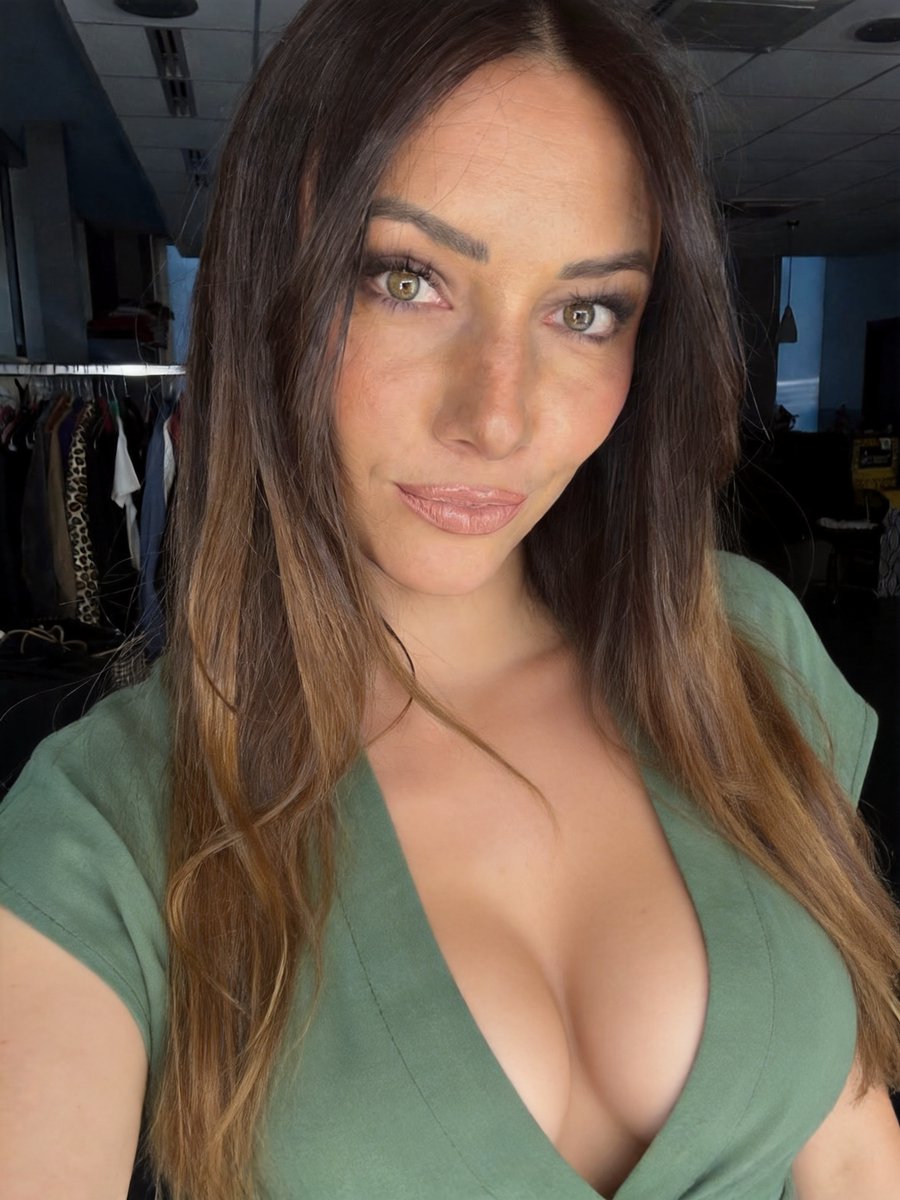 CelebritesFan's tweet photo. Sourire taquin et décolleté plongeant la resplendissante #DelphineWespiser expose sa beauté naturelle chaque soir dans #TBT9 #TPMP 🍒😍🔥 https://t.co/tjuc92OQjS