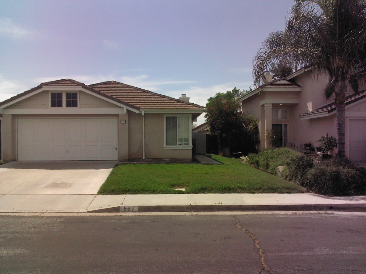 Properkey's tweet photo. 867 Sweetpea St, Hemet, CA 92545

Move-in ready 3 bedroom, 2 bathroom home in a desirable planned community with no HOA fees.

This 1,367 sq ft home features a spacious master suite with a walk-in closet, walk-in shower, oval soaking tub, and double sinks. The layout includes a formal dining area, indoor laundry, and a living room with a like-new fireplace. Enjoy a concrete patio and good-sized front and back yards, plus a finished 2-car garage with private entry.

Conveniently located within walking distance to schools, shopping, and restaurants, and close to Diamond Valley Lake and Soboba Casino.

$479,999

https://t.co/MdCwhsgVGh
