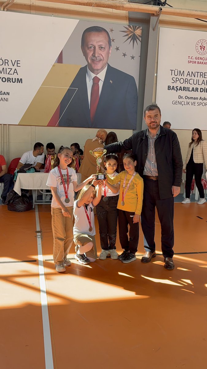 ilgintekkoleji's tweet photo. 19 Mayıs Atatürk'ü Anma Gençlik ve Spor Bayramı sportif faaliyetleri kapsamında yine okulumuza kupaları ve madalyaları taşıdı
2 kategoride 7 kupayı okulumuza taşıyan tüm öğrencilerimizi tebrik ederiz 
🥇ILGIN 1.LERİ
🥈2.LERİ
🥉3.LERİ
Öğrencilerimizi tebrik ederiz.
#ilgintekkoleji https://t.co/cXSqB2OoIN