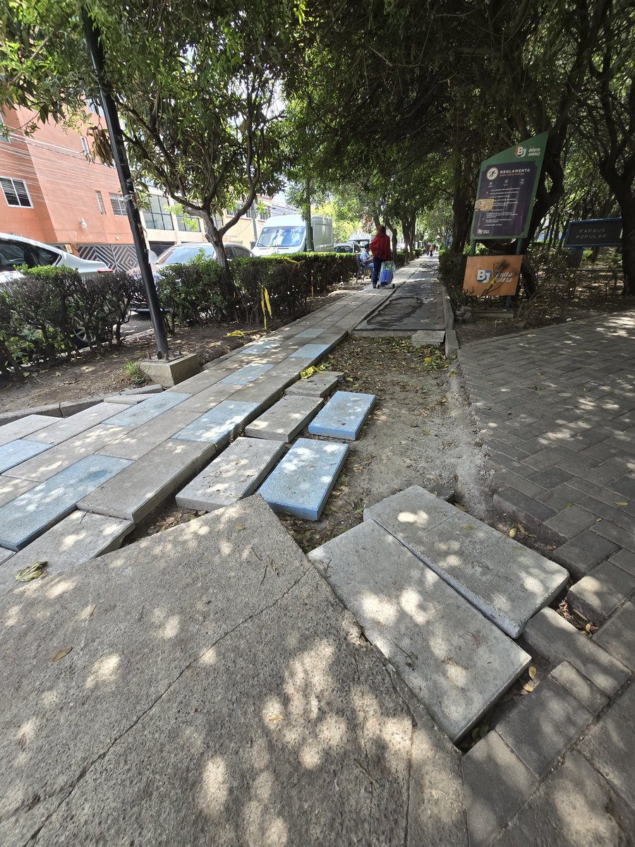 veisaac's tweet photo. Ayer cerraron el área de juegos infantiles del parque Alamos; llevan más de dos meses remodelando el ágora, una cancha de fútbol y las de basquetbol; todas las áreas del parque se mantienen cerradas sin que se observen avances. @AccionesBJ @BJAlcaldia @AlamosCDMX @ColoniasdeBJ https://t.co/9jy0vjR0y7