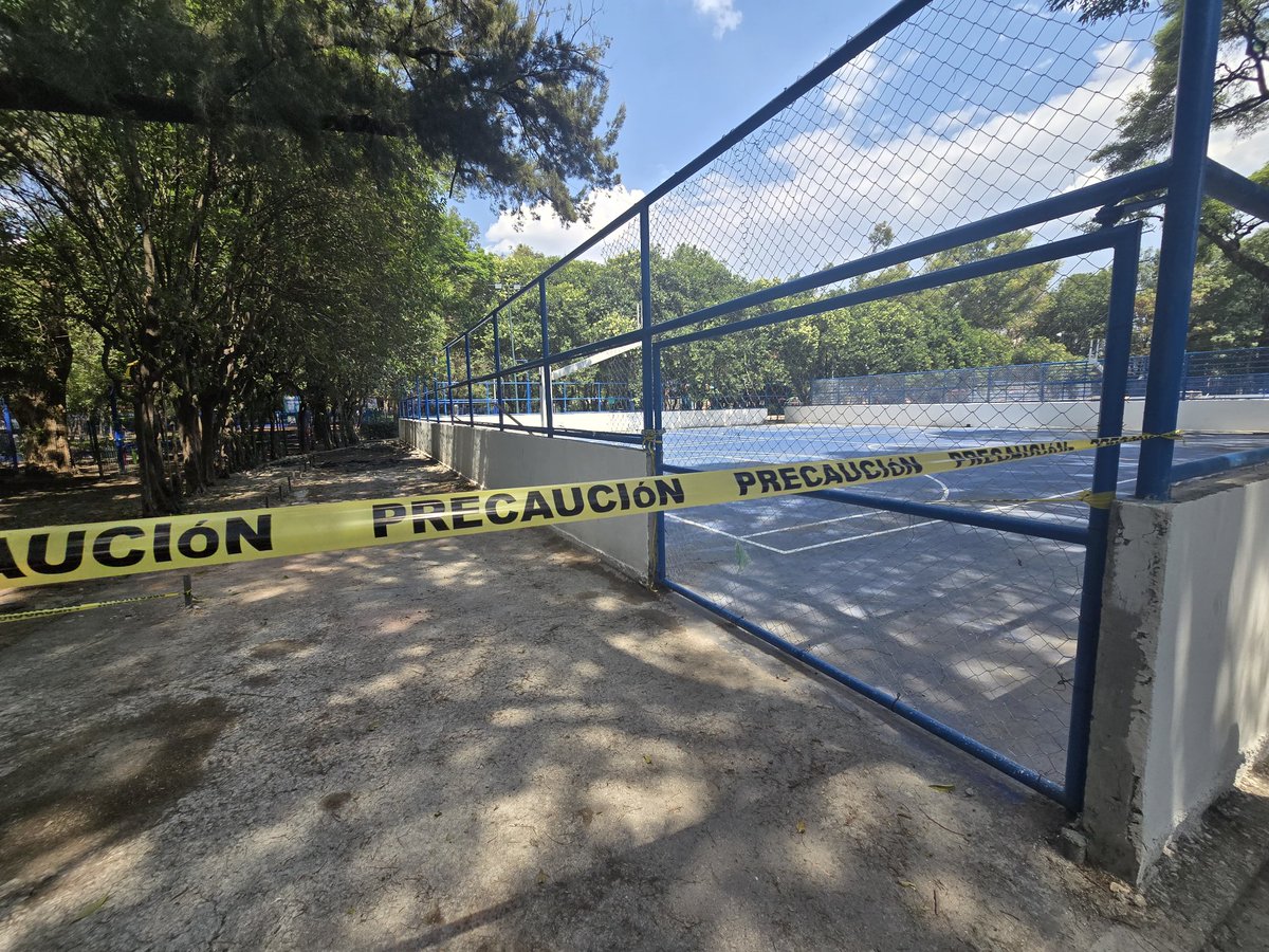 veisaac's tweet photo. No terminan un espacio y cierran otro; eso sin mencionar que el parque le cambiaron el piso y se remodeló hace un año. https://t.co/A7pTf37Nxd