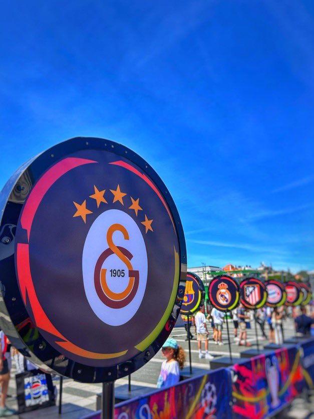 enosportz's tweet photo. UEFA Şampiyonlar Ligi finaline ev sahipliği ev yapan Budapeşte’de İlkay Gündoğan imzalı Galatasaray forması dünya devlerinin arasında sergileniyor. https://t.co/WXop7qpu7x