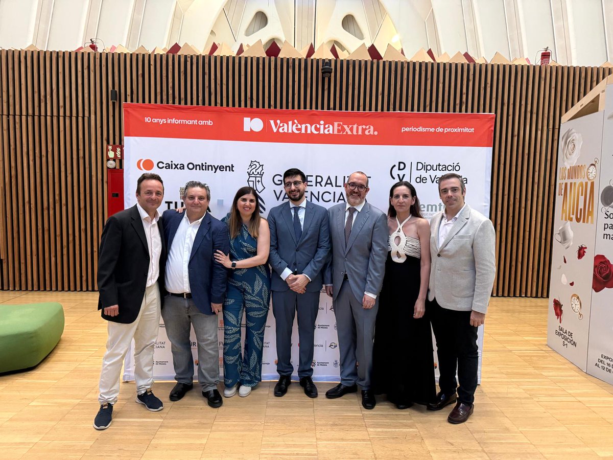 _APPV_'s tweet photo. ¡Enhorabuena a @valencia_extra por su 10º aniversario! 🥂
Ayer acompañamos a su director, Álex Ladrón de Guevara, socio de  @appv_periodistas, una emotiva gala en CaixaForum. Compartimos mismos fines: un periodismo local, bilingüe y arraigado que vertebra la CV  #ValènciaExtra https://t.co/gRw0SPEb1m