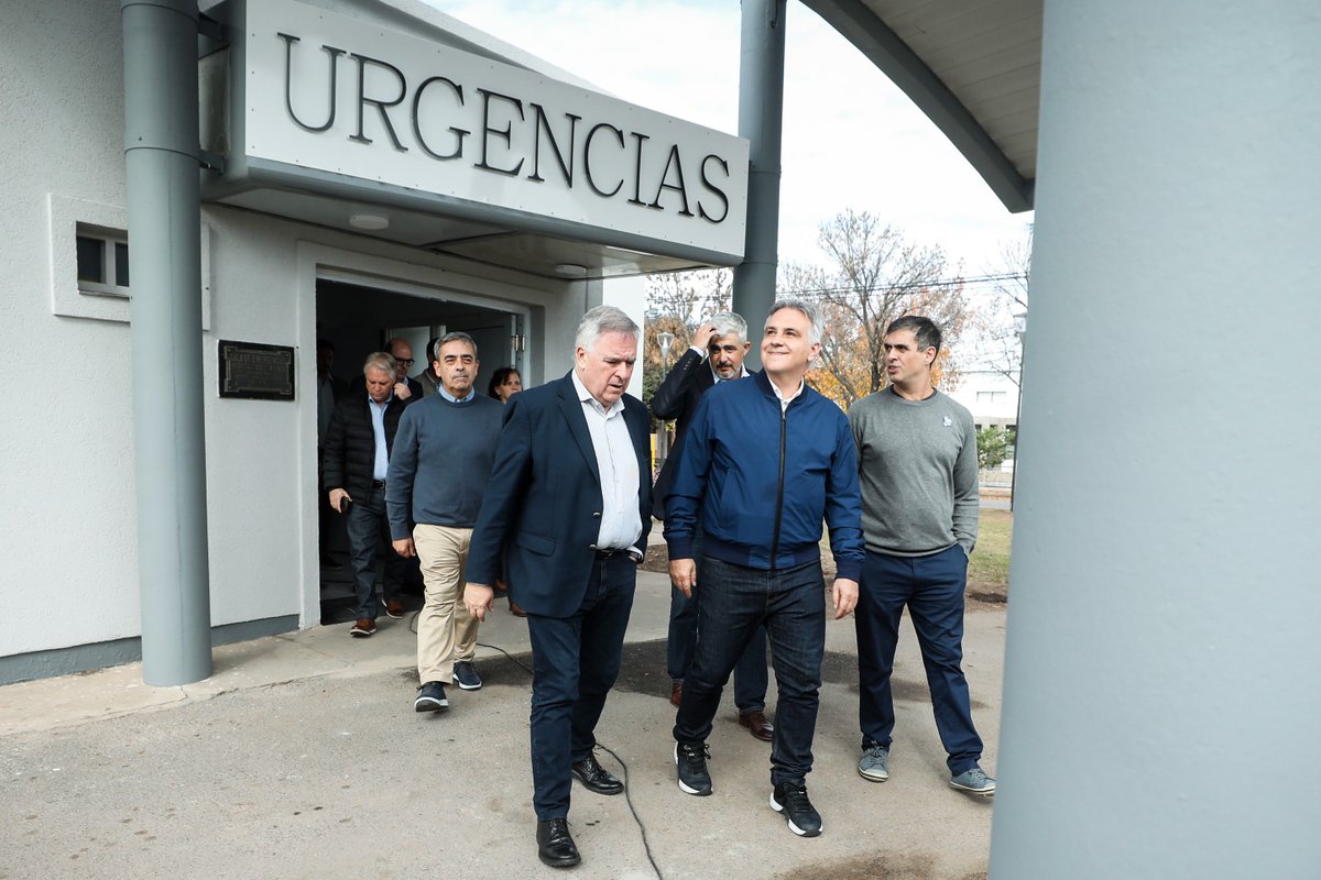 gobdecordoba's tweet photo. 📍El gobernador @MartinLlaryora visitó el Hospital Abel Ayerza de #MarcosJuárez, donde supervisó las obras de refuncionalización y modernización que lleva adelante la Provincia para fortalecer la atención sanitaria.

Ante la crisis de @PAMI_org_ar que dejó sin cobertura médica a miles de jubilados de este departamento provincial, avanzamos con la decisión de intervenir. Incorporamos camas de internación, reconfiguramos la guardia central, instalamos nuevo equipamiento médico y realizamos trabajos de infraestructura para ampliar la capacidad de respuesta del hospital regional. 🩺

🗣️ “Desde Córdoba no vamos a dejar solos a nuestros abuelos. Vamos a pasar esta crisis y vamos a poder mirar a todo el mundo a los ojos, porque no nos borramos, estamos acá”, afirmó el gobernador.

#HacerParaCrecer