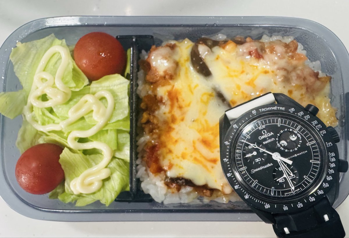 OMEGAswatch9's tweet photo. おはようございます😃
華金はお弁当作りからスタートです

我が家の木曜夜はスパゲッティミートソースと固定メニューです。
組み合わせを少し変えて、少し手を加えるだけでお弁当は完成です。
10分かかりません。

週末へ向けて頑張りましょう💪

🍱: ミートドリア、パスタサラダ

#MoonSwatch
#Snoopy https://t.co/K10g2fX5qD