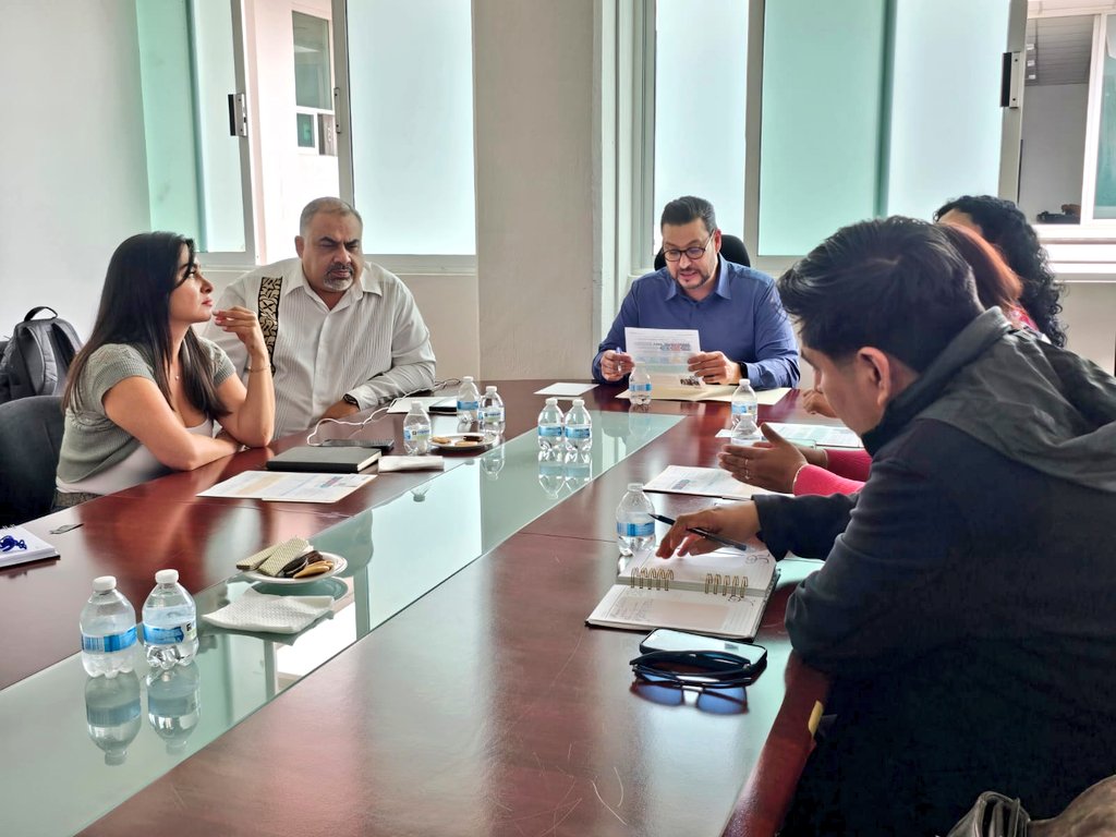 tejada_m01's tweet photo. Participamos en la reunión de trabajo y evaluación del eje estratégico #VecinasYVecinosPorLaPaz, en coordinación con autoridades de #OaxacaSegura.
Integrantes de Xquenda presentaron un estudio sobre la implementación del programa, analizando resultados y percepción ciudadana. https://t.co/JsO39YdIh5