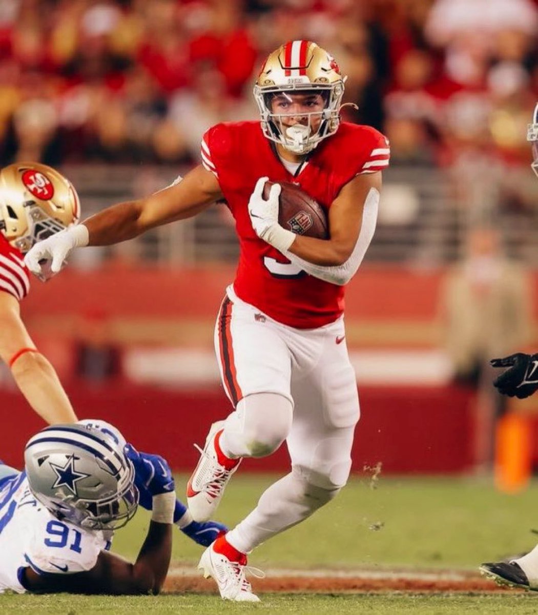 MySportsUpdate's tweet photo. #49ers HC Kyle Shanahan said RB Isaac Guerendo tore his pectoral while lifting weights and he’s expected to be out until late in training camp. https://t.co/hXWA3oFn7V
