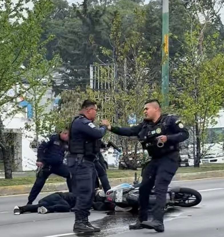 JessaGramajo's tweet photo. 🚨 URGENTE | Un presunto asaltante murió y otro resultó herido tras enfrentarse con agentes de la @PNCdeGuatemala, quienes los sorprendieron cuando robaban a los tripulantes de un vehículo.

El incidente ocurrió en la ruta Interamericana, jurisdicción de Ciudad Satélite, Mixco. https://t.co/gW5IT4B93U