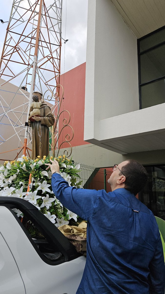 HolandaMachado's tweet photo. Santo Antônio é aquele que nos inspira força, coragem e determinação. É o santo que nos protege das maldades do mundo e renova nossa fé todos os dias. Viva Santo Antônio! https://t.co/bZu5a9HhyG