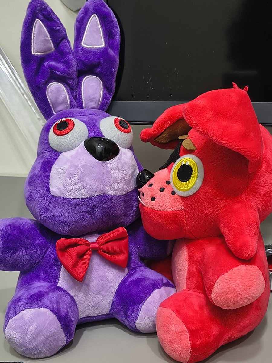 rovyni's tweet photo. Bonnie se surpreende com a repentina demonstração de afeto de Foxy https://t.co/29aQdXQAIp