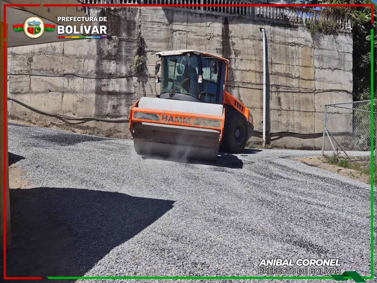PREFECTURA93191's tweet photo. #Santiago | La Prefectura de Bolívar continúa ejecutando trabajos de mejoramiento vial 🚧 mediante la colocación de doble riego asfáltico en la comunidad de Cebadapamba, una obra que fortalece la conectividad  y contribuye al desarrollo productivo  y social del sector. https://t.co/gGlfOrlNbR
