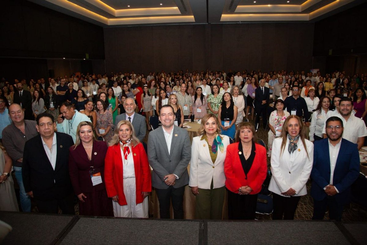 ilichglz's tweet photo. Hoy se realizó el Foro Encuentro Pedagógico “Elementos para la Planeación Didáctica por Proyectos”. 📚✍🏻

Compañeras y compañeros de educación básica compartieron experiencias y herramientas enfocadas en el trabajo educativo dentro de la Nueva Escuela Mexicana. 🙌🏻 https://t.co/fU5DSRwbo4