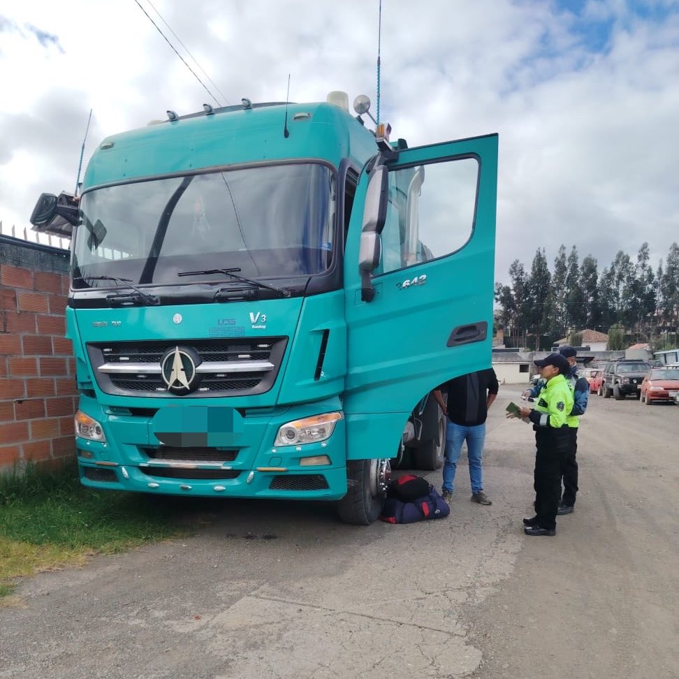 emov_ep's tweet photo. En la Av. Primero de Mayo, agentes de tránsito retuvieron una volqueta que circulaba en malas condiciones técnico-mecánicas, sin Revisión Técnica Vehicular y sin matrícula vigente.

Continuamos reforzando los controles para garantizar una movilidad más segura y responsable para todos.

@czamoramatute 
@AlcaldiaCuenca1
