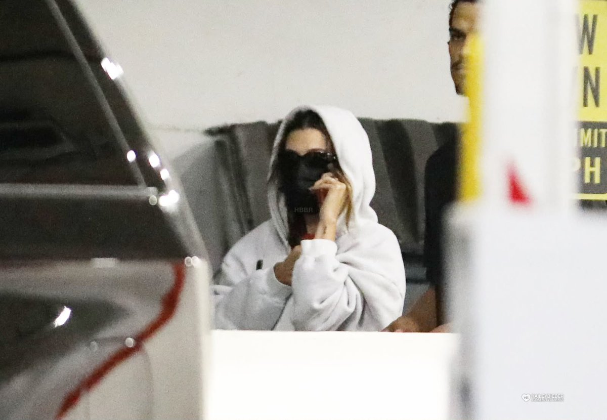 casalcravinhos's tweet photo. 👀 Fãs de Hailey Bieber especulam qual novo procedimento a subcelebridade fez em seu rosto, após ser novamente fotografada saindo do Beverly Hills Medical Center usando uma máscara facial.

Será que a Rhode Skin não tá mais dando conta de fazer milagre e dar volume no rostinho de Lorde Farquaad? 🤭