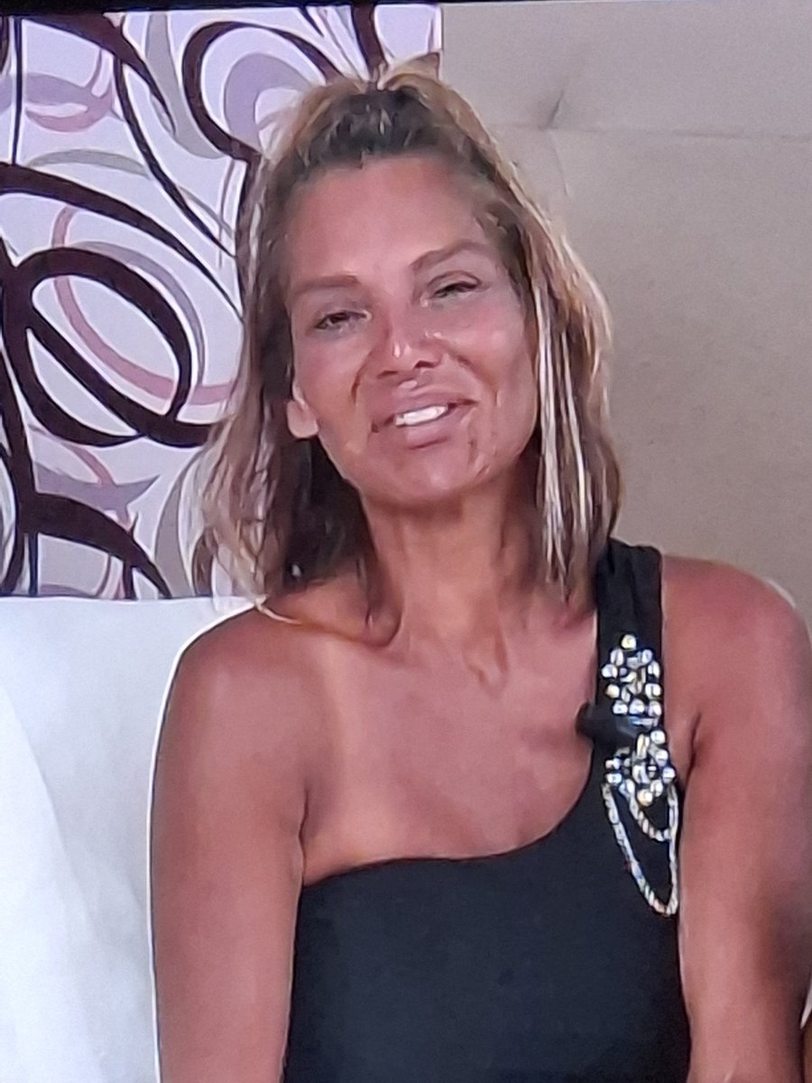 Bolboretalluna's tweet photo. Qué linda es Ivonne,ojalá se quede,se lo merece #SVGala13 https://t.co/dAnJ2eQa9C