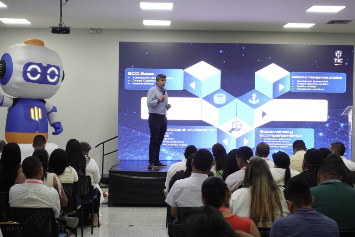 GobDigitalCO's tweet photo. La meta es clara: hacerle la vida más fácil a las personas. 🇨🇴

En #GovCampSantaMarta, el coordinador, Juan Felipe Devia,  explicó cómo los Servicios Ciudadanos Digitales están transformando la gestión pública en las regiones.
¡Más trámites sin filas y a un clic! 💻⚡ https://t.co/wxU0AUuP5X