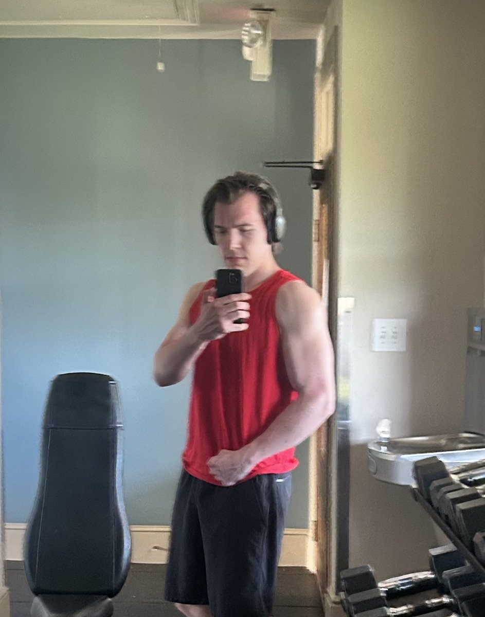 Jun1or's tweet photo. Had a co worker say “Idk why Thomas stopped going to the gym”… yea idk either 🤷🏻‍♂️ (I FUCKING GO 6 DAYS A WEEK… WHAT THE FUCKKKKKK) https://t.co/G5xRyXmAR9