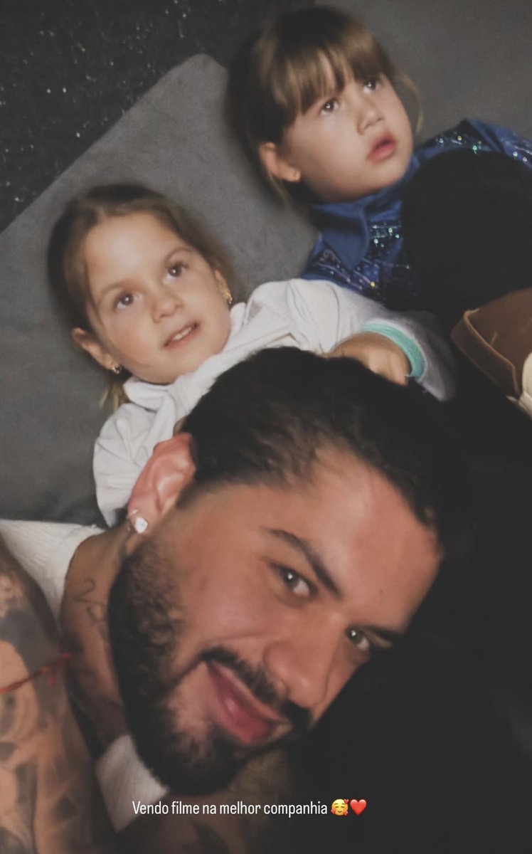 TittuCf's tweet photo. O Zé Felipe tá vendo filme com a maior riqueza da vida dele: os filhos! ❤️❤️ https://t.co/UStkFjswZW