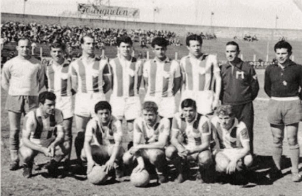 SarmientoRetro's tweet photo. Formación de Sarmiento, Primera B 1961, a lo largo de su historia el verde ha rendido homenaje a sus orígenes utilizando un diseño de bastones verticales rojos y blancos que representa a la Liga Deportiva del Oeste,  como en este caso https://t.co/F54TF4rRos