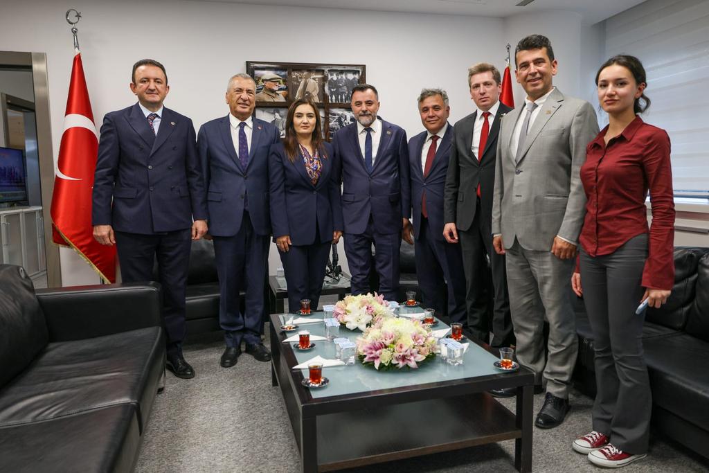IttifakPartisi's tweet photo. Kurban Bayramı dolayısıyla gerçekleştirilen partiler arası bayramlaşma programı kapsamında; Genel Başkan Yardımcımız Sayın Bahattin SARAÇOĞLU başkanlığındaki, Genel Başkan Yardımcılarımız Sayın Hatay KOMAT, Sayın Ümit Gürkal EGEMEN ve Sayın Orkun UTSUKARCI’dan oluşan heyetimiz, Cumhuriyet Halk Partisi Genel Merkezi’ni ziyaret etmiştir.

Gerçekleştirilen görüşmede karşılıklı bayram tebrikleri iletilmiş; bayramın ülkemize huzur, birlik ve beraberlik getirmesi temennisinde bulunulmuştur. Nazik ev sahiplikleri dolayısıyla Cumhuriyet Halk Partisi heyetine teşekkür edilmiştir.

Türkiye İttifakı Partisi