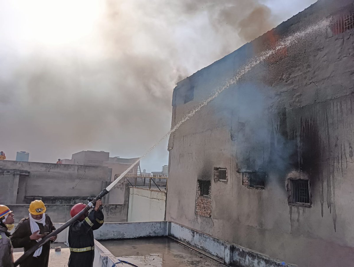 mathurafire's tweet photo. @Bharat24Up @mathurapolice @VishnuS31743203 उक्त अग्निकांड को फायर सर्विस की 04 युनिटो के द्वारा पूर्ण रूप से बुझा दिया गया है। कोई जनहानि नही है। https://t.co/8JfF9WfCNA