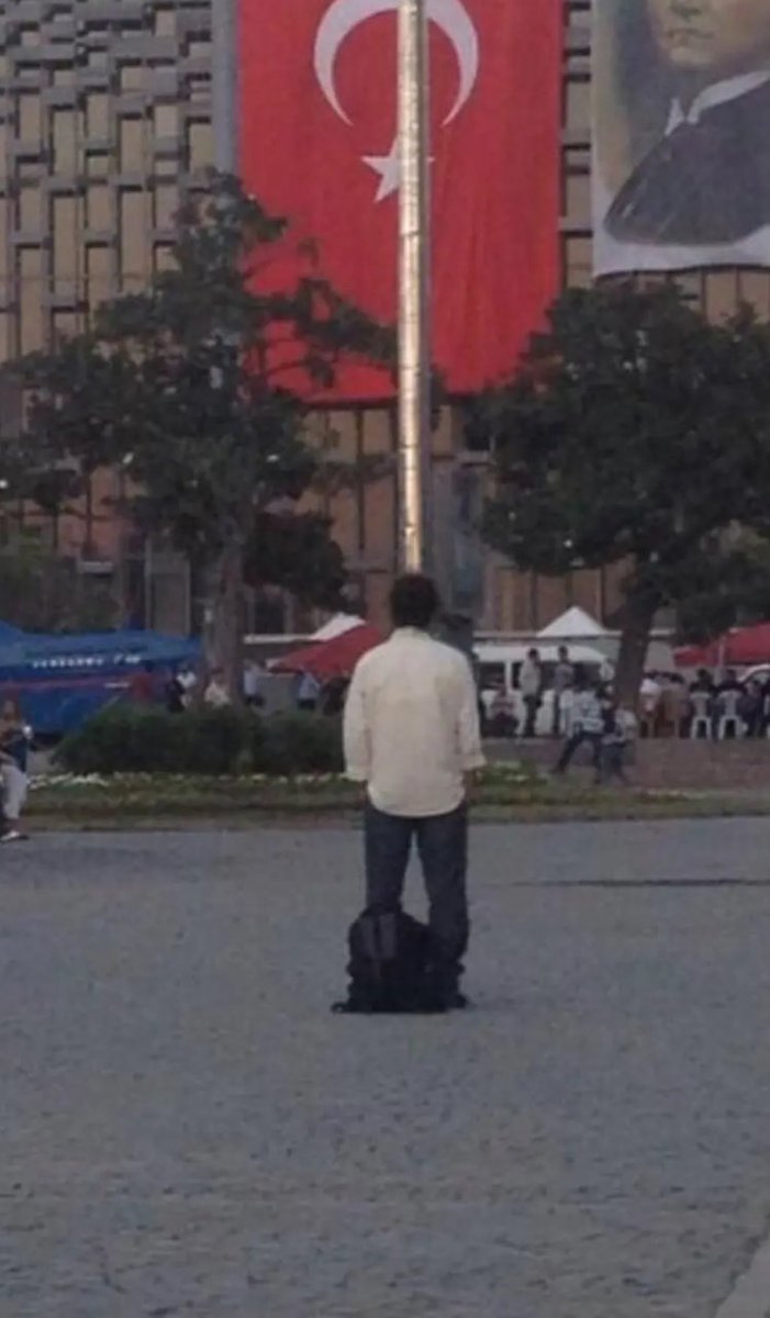 gizemlly's tweet photo. Ulan ADAM SADECE DURUYORDU ONDAN BİLE KORMUŞTUNUZ😁💪🏽 #Gezi13Yaşında  #GeziDirenişi #DuranAdamGezi https://t.co/NbhzIr8vqh