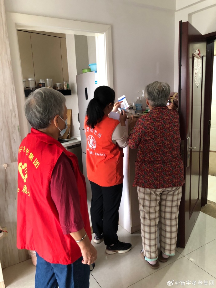 HoodKaty's tweet photo. Spent the morning with local elders at the community senior center—helping them use smartphones, sharing stories, and bringing warmth to every small moment. Grateful for this chance to give back! https://t.co/z25EUtRzvJ