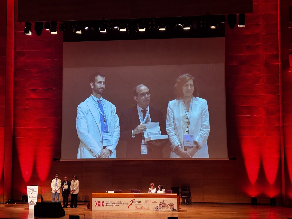 microRyC's tweet photo. Enhorabuena al Dr. Luís Martínez Martínez por el merecido premio Amadeo Foz @SEIMC_. 🏅👏👏 👏 https://t.co/HJOFizJnwz