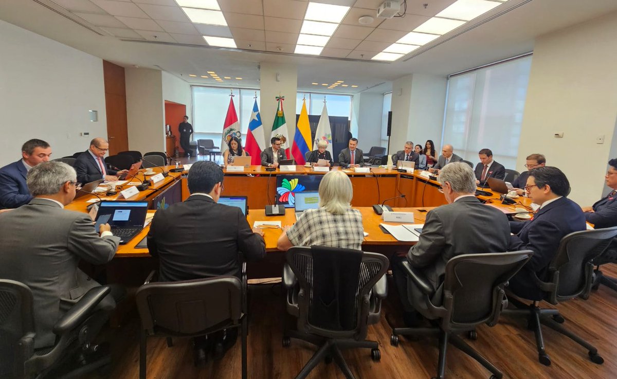 A_delPacifico's tweet photo. 🌐 Con 64 Estados Observadores y aliados en distintos continentes, la Alianza del Pacífico sigue consolidándose como un referente de integración regional 🌎

En la sesión de hoy, dialogamos sobre cómo fortalecer y optimizar nuestra red internacional para asegurar que estos vínculos generen más oportunidades y beneficios concretos para la ciudadanía 🤝✨

#15AñosAlianzaDelPacífico
