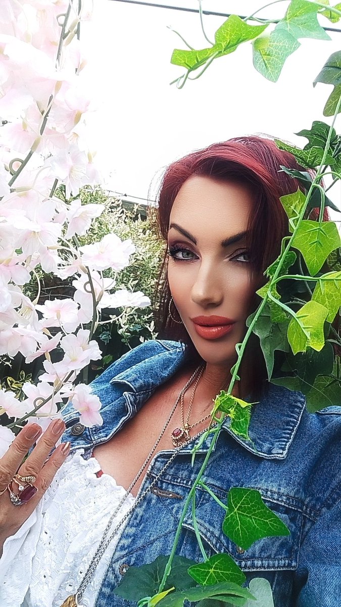 iamsandrasayer's tweet photo. If you're going to be anything, be consistent. Never let your mood dictate your day. Success is built on momentum. Happiness is built on knowing what happiness feels like. The moment you let other people and other situations distract you, is the moment you give up your control to the whim of the world. 🌸🤗💞
