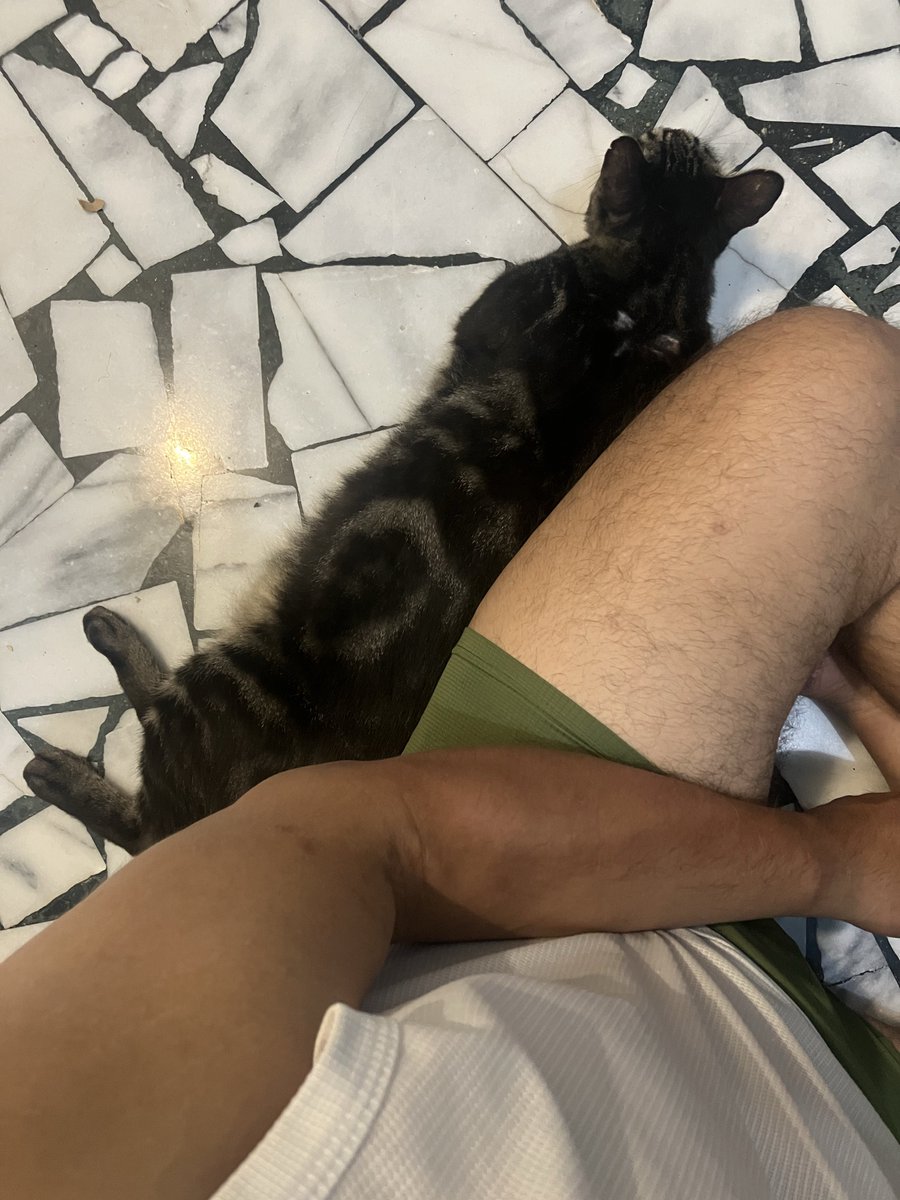 bugubear's tweet photo. [ 突破 ] 離職後，進入了心智修復期，沉睡三個星期，醒來被虎皮黏著，出門就是慢跑。不過是個階段性任務，假扮NPC，憋氣微笑待人，竊笑暗通款曲。曾待過養豬場的我，沒想到人也會陶醉於受豢養。突破。終於跌破100退回98，實可喜可嬌～！前兩位是公司裡最吸引我的男人，在我專心做事時偷偷瞄我。 https://t.co/FSqDMaZO4P