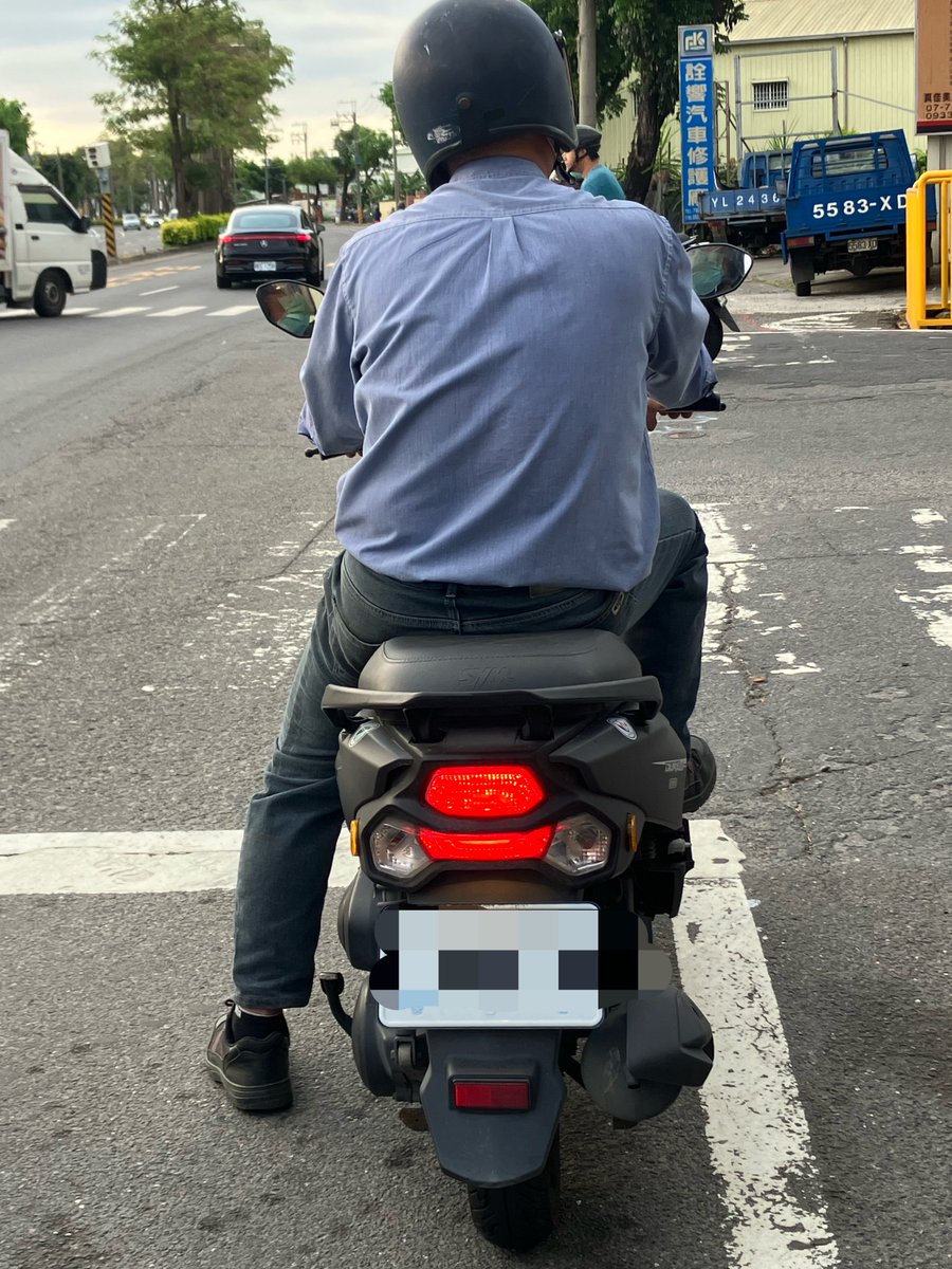 bugubear's tweet photo. [ 突破 ] 離職後，進入了心智修復期，沉睡三個星期，醒來被虎皮黏著，出門就是慢跑。不過是個階段性任務，假扮NPC，憋氣微笑待人，竊笑暗通款曲。曾待過養豬場的我，沒想到人也會陶醉於受豢養。突破。終於跌破100退回98，實可喜可嬌～！前兩位是公司裡最吸引我的男人，在我專心做事時偷偷瞄我。 https://t.co/FSqDMaZO4P