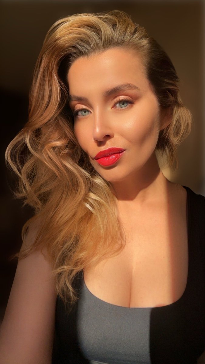 Queen J 👇🧎 tweet media