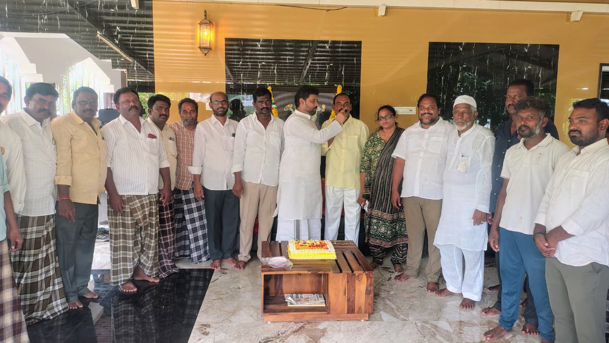 Medapedababu's tweet photo. *నందలూరు మండలం చెన్నయ్య గారి పల్లిలో ఎన్టీఆర్ 103వ జయంతి వేడుకలు: అన్నగారి ఆశయాల బాటలో పయనిస్తున్న టీడీపీ*

​#NTR103rdBirthAnniversary #NTR #LegendaryNTR #TeluguDesamParty #TDP #MedaVijayaSekharReddy #Rajampet #Nandalur #Chennayagaripalli #NaraChandrababuNaidu #NaraLokesh https://t.co/j6XXuVXiH1