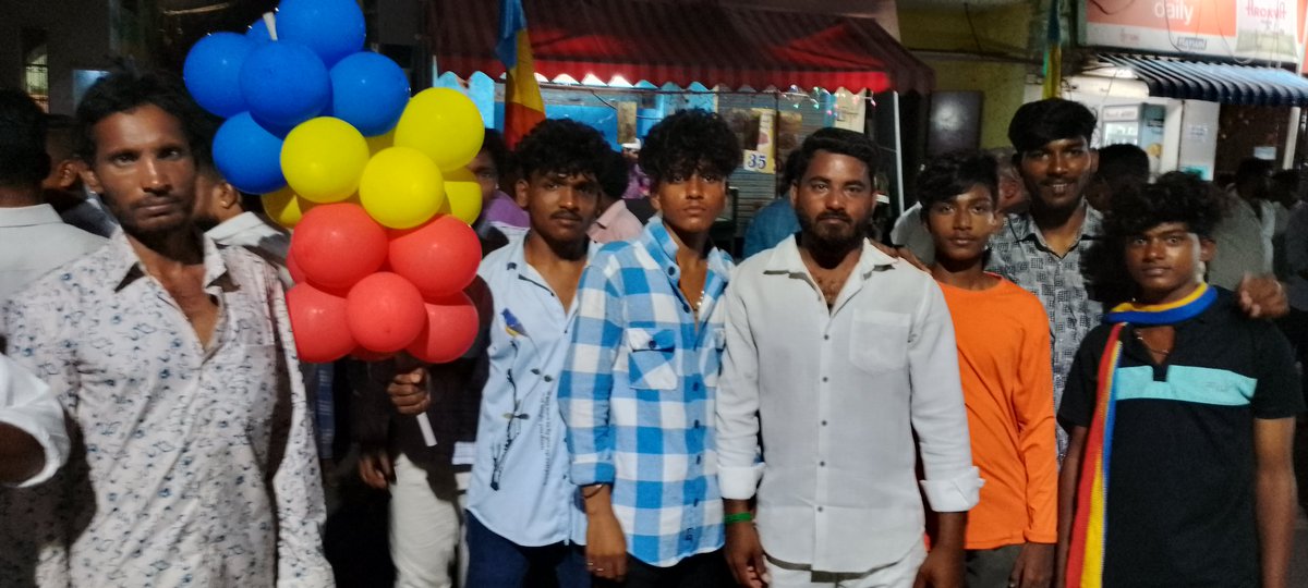 AMR_ARMY1's tweet photo. @Sowmiyanbumani யாருப்பா அது,
அண்ணியோட Twitter அ handle பன்றரது?

இன்னக்கி 
காவேரிப்பாக்கம் (ராமாபுரம்) ஊர்ல 7 .00 pm மணிக்கு ஒரு சாதாரண கட்சி தொண்டனோட கல்யாணத்துக்கு வந்து போனாங்க அது ஏன் Twitte போடல?

ஏன் அவன் சாதாரண தொண்டன் ("விஜய்" இராமாபுரம் கிலைச்செயலாளர் ) அதனால twitte போடலையா?😡😡😡 https://t.co/2BIuamqAqr