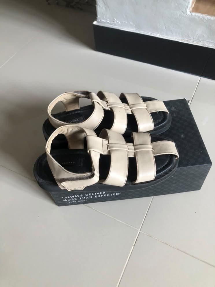 LSetyoning15757's tweet photo. WTS sendal tara cream cekhas. masih baru banget baru dipake 2x, itupun buat foto doang didepan rumah. bisa nego👌 https://t.co/RWujVv68Eu
