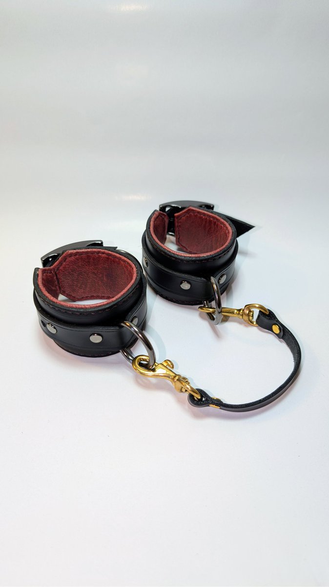 gilaadey's tweet photo. Leather luxe cuffs
Black satiné and dark red matelassé pour l'intérieur 

Edges worked for comfort. No unintentional pain.

#leather #cuffs #menottes #maroquinerie #leathercraft https://t.co/sH8GEC7Jpp