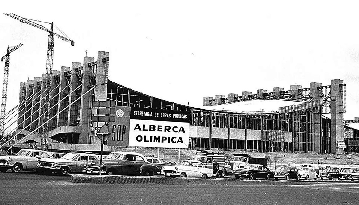 ElGallet's tweet photo. Durante los eventos deportivos que se celebraron en México en 1968, 1970 y 1986, los gobiernos neoliberales construyeron obras que duraron a la posteridad, con tecnología de avanzada para su época.. hoy se emocionan porque lo único que han podido inaugurar son unos baños https://t.co/RPR98V65Y4