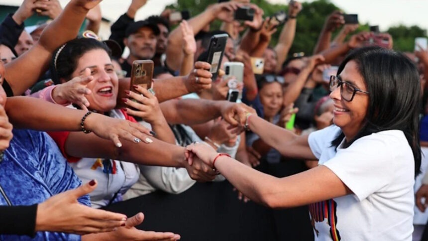 teleSURtv's tweet photo. 🚨 Delcy Rodríguez lidera movilización contra sanciones en Venezuela. La presidenta encargada encabezó una caravana en Anzoátegui para exigir el cese de las medidas coercitivas y promover la soberanía productiva del país. 

#teleSUR #AméricaLatina #Venezuela https://t.co/jDMSf5KLM0