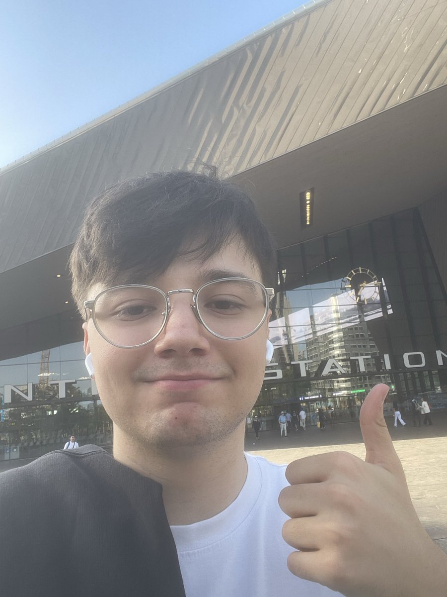 _Nebular111's tweet photo. Hello Rotterdam!! :D https://t.co/1Em6kvabuS