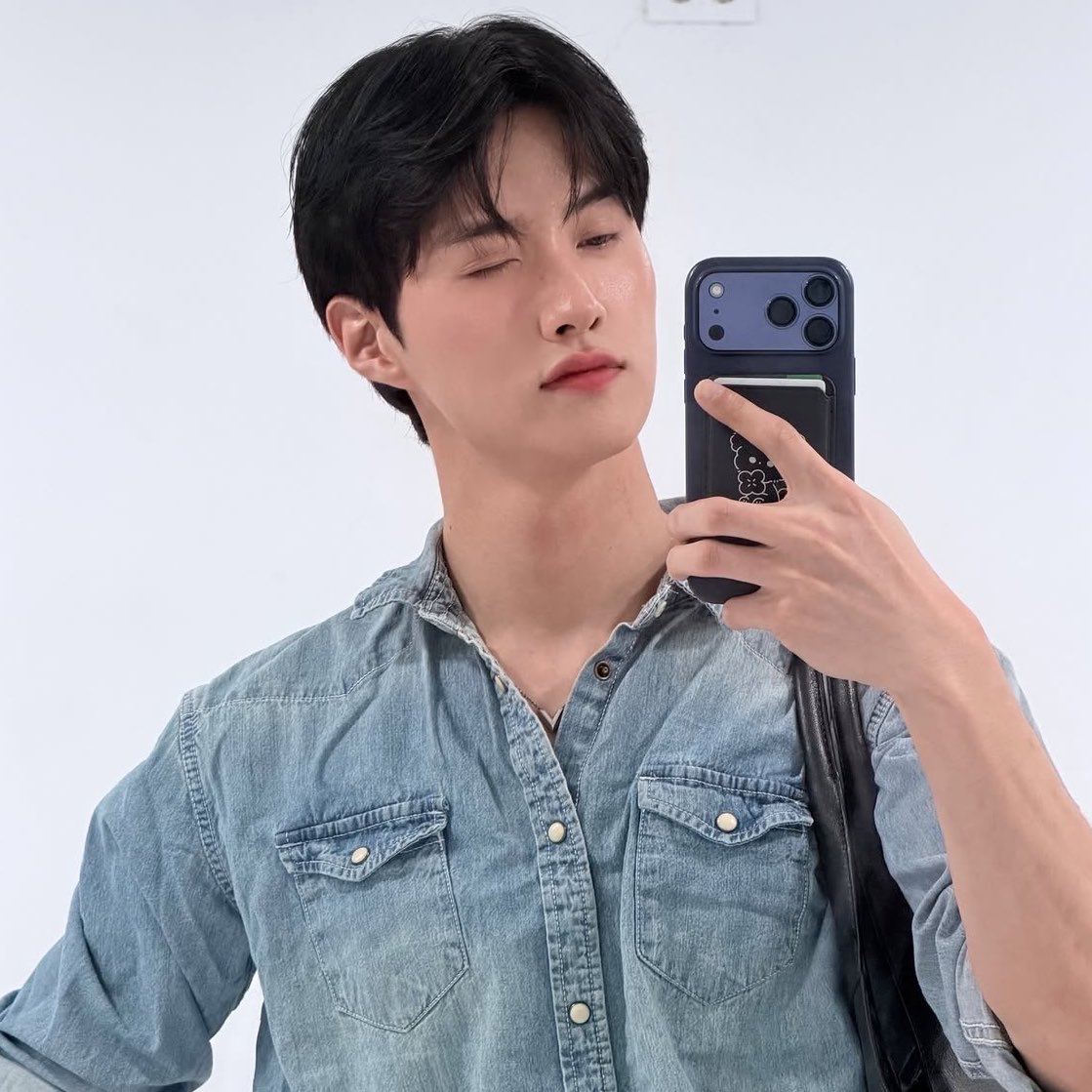 adoringyeo's tweet photo. MY GGU LOOKS SO GOOD 💙___💙 https://t.co/SjJGCe0JUd