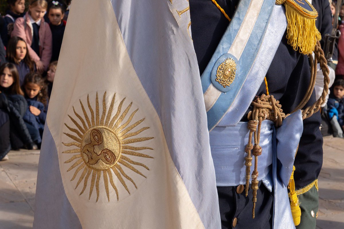 TadeoGZ's tweet photo. Compartimos con estudiantes de distintas escuelas de Mendoza un nuevo Cambio de Guardia de la Bandera del Ejército de los Andes. 

Una ceremonia que mantiene viva una parte muy importante de nuestra historia y que, cada vez más, se transforma en un encuentro entre las nuevas generaciones y los valores que dieron origen a nuestra provincia y al país.

Gracias a las escuelas por sumarse!