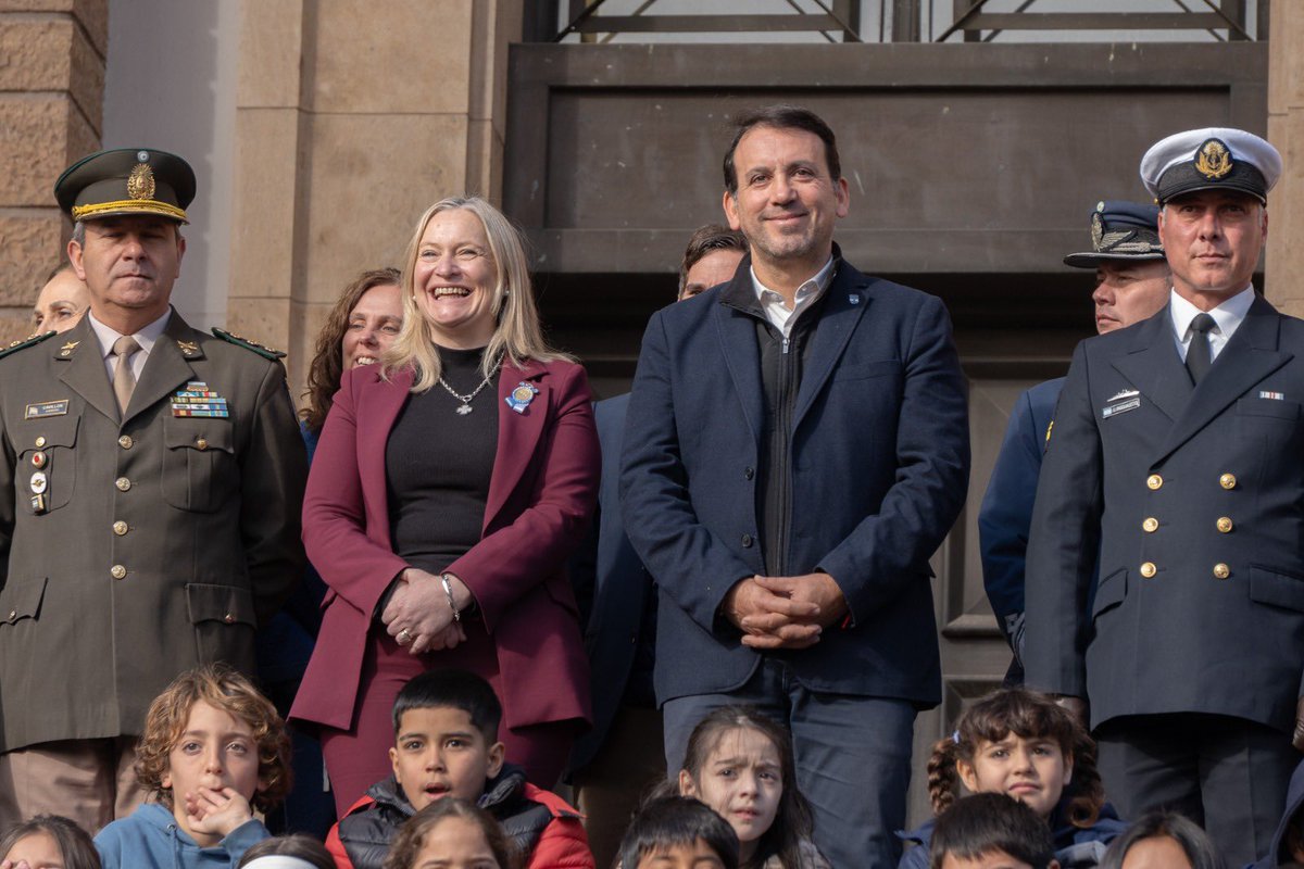 TadeoGZ's tweet photo. Compartimos con estudiantes de distintas escuelas de Mendoza un nuevo Cambio de Guardia de la Bandera del Ejército de los Andes. 

Una ceremonia que mantiene viva una parte muy importante de nuestra historia y que, cada vez más, se transforma en un encuentro entre las nuevas generaciones y los valores que dieron origen a nuestra provincia y al país.

Gracias a las escuelas por sumarse!