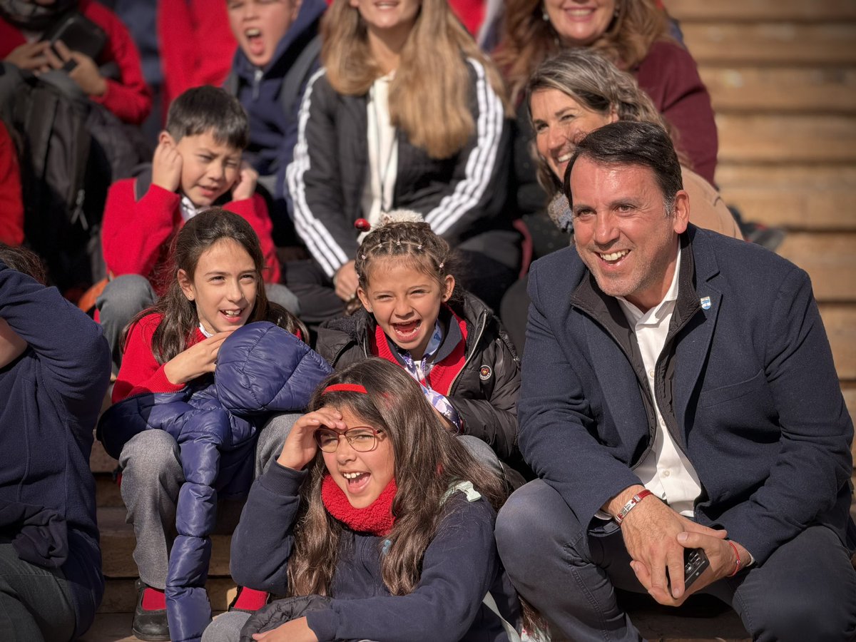 TadeoGZ's tweet photo. Compartimos con estudiantes de distintas escuelas de Mendoza un nuevo Cambio de Guardia de la Bandera del Ejército de los Andes. 

Una ceremonia que mantiene viva una parte muy importante de nuestra historia y que, cada vez más, se transforma en un encuentro entre las nuevas generaciones y los valores que dieron origen a nuestra provincia y al país.

Gracias a las escuelas por sumarse!