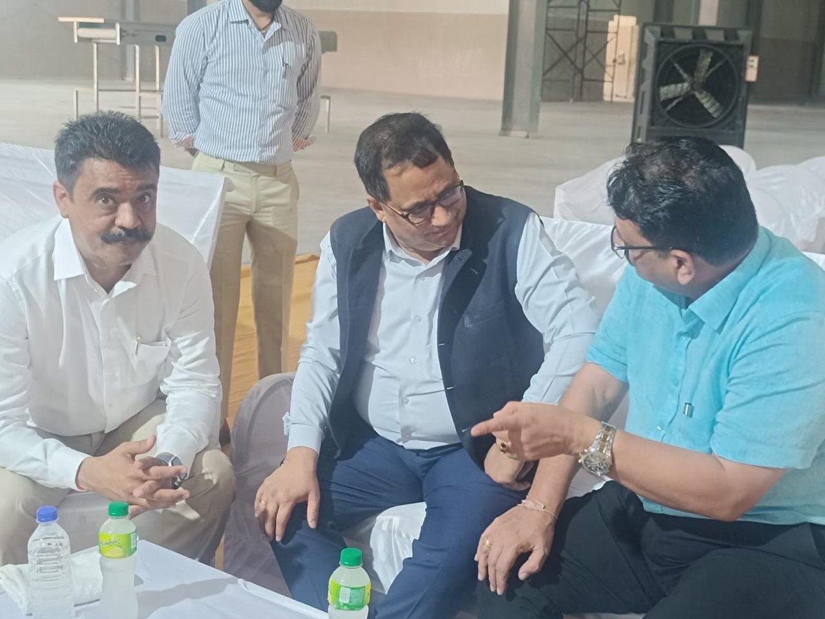 dineshsuthar291's tweet photo. Hon. MD sir IFFCO have visited our on going project of Agro logistics park at Mehsana and have very thoughtful discussions regarding ultimate benefits to the farmers of the state @Dileep_Sanghani @gujcomasol @MinOfCooperatn https://t.co/Cc5jgzq8H0