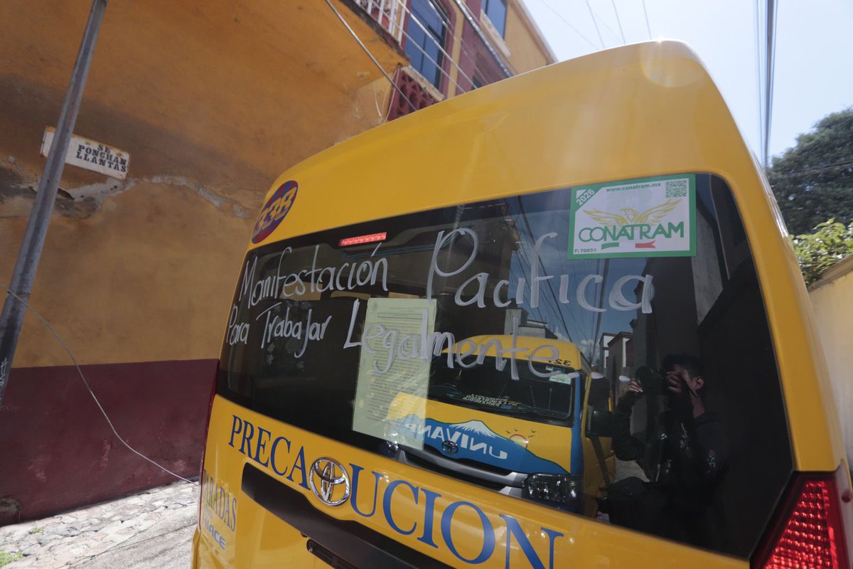paconde's tweet photo. ⭕️ #DíaDeProtestas | Integrantes de la empresa de transporte público UNIVANP, de la ruta #Tlaxcala-#Puebla, se manifestan -esta mañana- frente a las oficinas de la Secretaria de Infraestructura Comunicaciones y y Transportes en la ciudad capital. https://t.co/jS0DiHjDy6